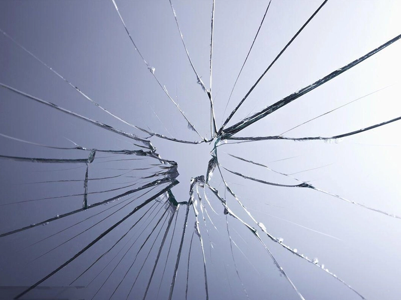 ¿Se rompa espontáneamente el vidrio reforzado por el calor?