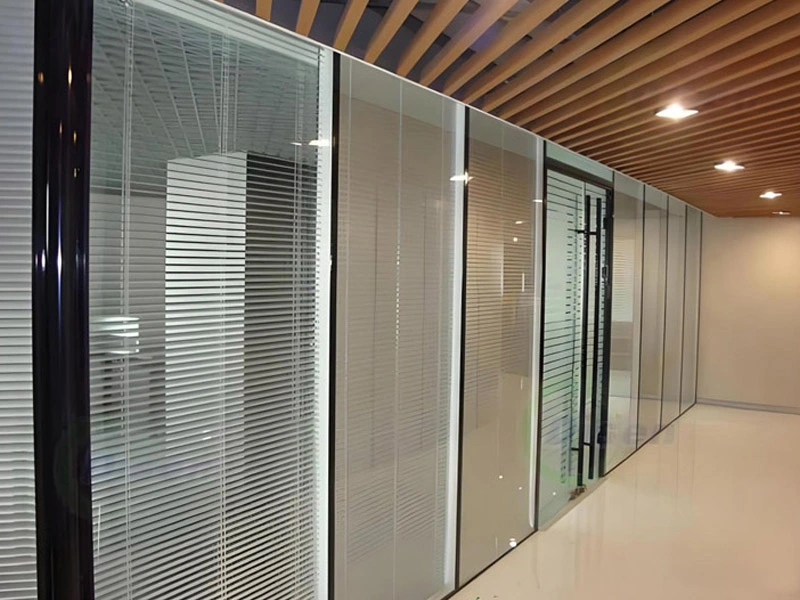 Vidrio aislado ciego controlado por auto