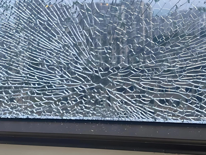 La razón de la rotura espontánea del vidrio templado